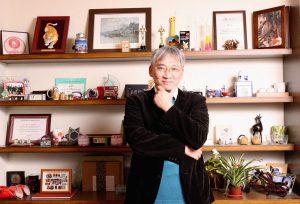 吳齊殷因要求太高而被學生暱稱「機車行老闆」， 但房間內仍隨處可見和學生如朋友般的合照。圖｜研之有物