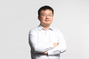 陳伶志希望能用程式解決生活問題， 和團隊研發「公車舒適度評測 App」和「空氣盒子」偵測 PM2.5 。圖｜研之有物