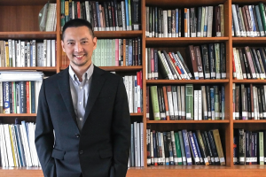 哲學學門的洪子偉，曾加入特戰部隊，擔任烏干達衛教講習員、盧安達醫院助理。圖│研之有物