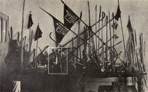 1915 年 8 月，余清芳等人遭日人逮捕後，被收押的武器，可以看到宋江陣的影子。白色圈起來的「乩筆」是余清芳打仗之前，向神明請示的「法器」。圖│康豹提供