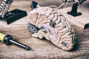 「生物電子」技術不只存在於《艾莉塔：戰鬥天使》、《攻殼機動隊》電影情節，現今許多醫療發展，也在研究如何將電子元件植入生物體內，藉此了解神經退化疾病，或是篩選、純化癌細胞等等。圖│iStock