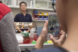 實驗室成員陳則言、邱俊傑,向參訪民眾說明量子電子元件的製程與設備。 圖│研之有物