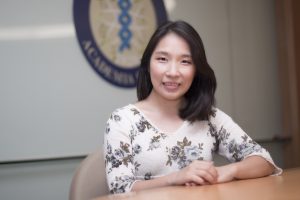 本文專訪中研院學術及儀器事務處的嚴愛鑫博士。20 多年前嚴愛鑫以高中生的身分來到中研院學習如何做研究，多年後又重回中研院，投入學術行政服務，化身為學術與行政之間的橋樑。圖│研之有物