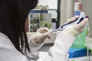 郭沛恩研究團隊的成員，從血液細胞樣本裡抽取 DNA。圖│研之有物