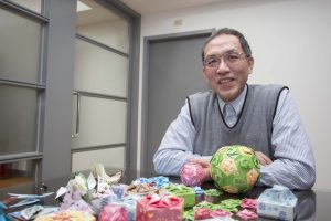 為了讓大人和小孩對生物分子自然產生興趣，而非痛苦地背教科書，中研院基因體研究中心的洪上程主任想到：「不如一起來玩摺紙吧！」圖│研之有物