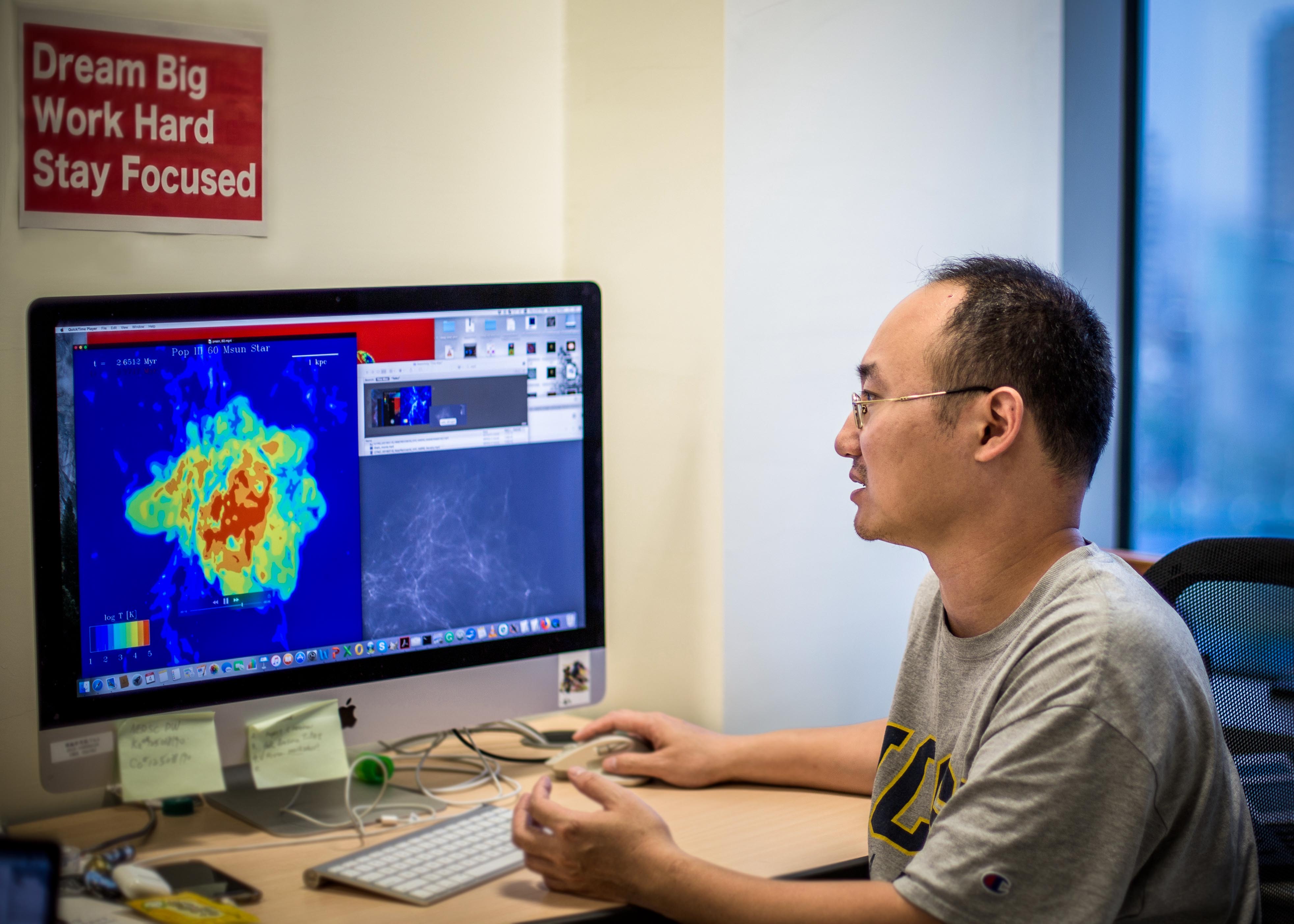 一般人對於天文學家的想像，是拿著望遠鏡觀測宇宙的仰觀者。陳科榮是大家較不熟悉的另一類型：模擬天文學家。圖│研之有物
