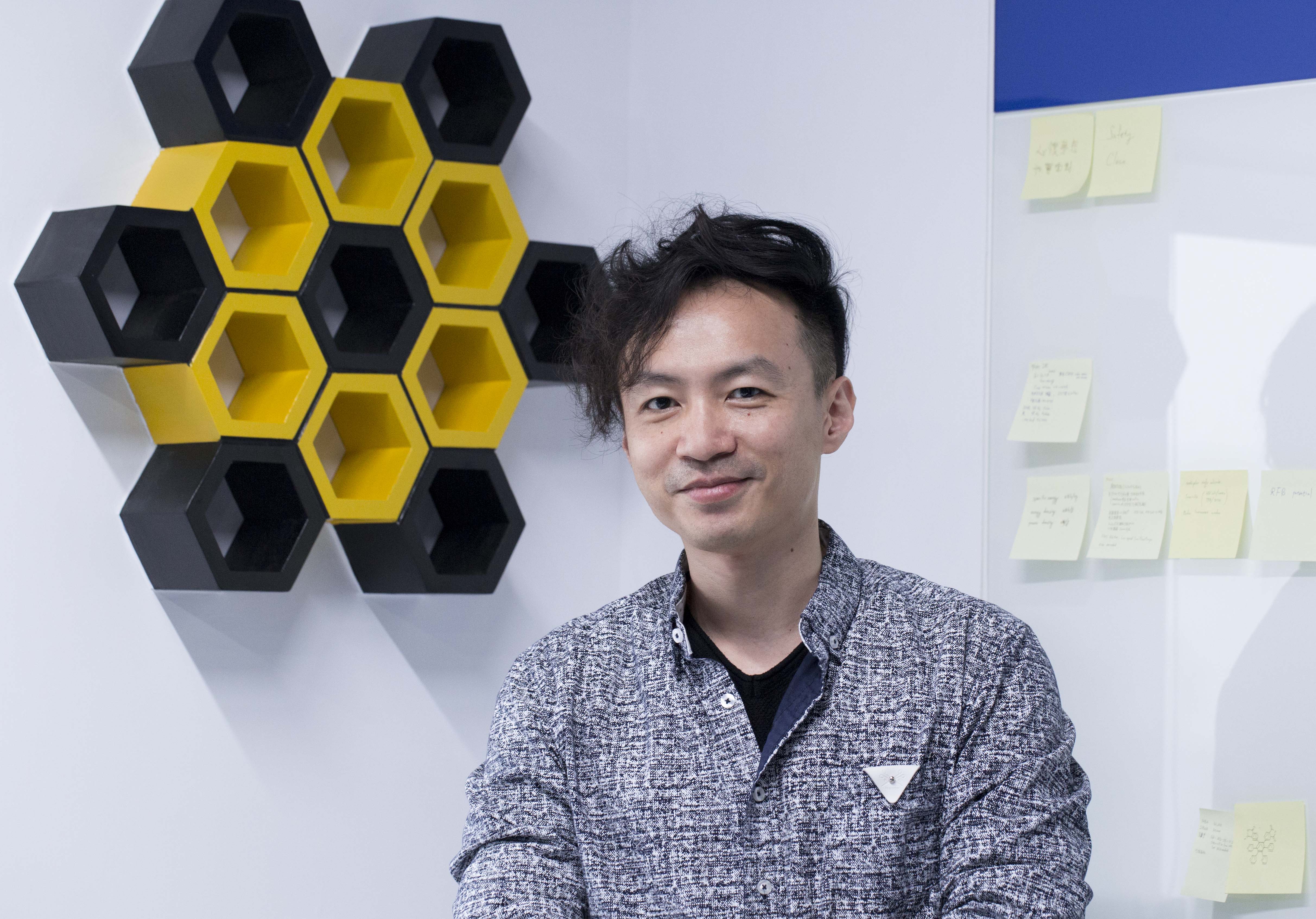 世界上，其中一位能精準合成石墨烯結構的鍊金術師，就是中研院化學所的顏宏儒助研究員。身後的置物架，就是由多個六角形苯環建構而成的奈米石墨烯。圖│研之有物