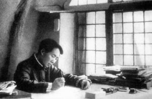 毛澤東在延安寫作,攝於 1938 年。圖│維基百科