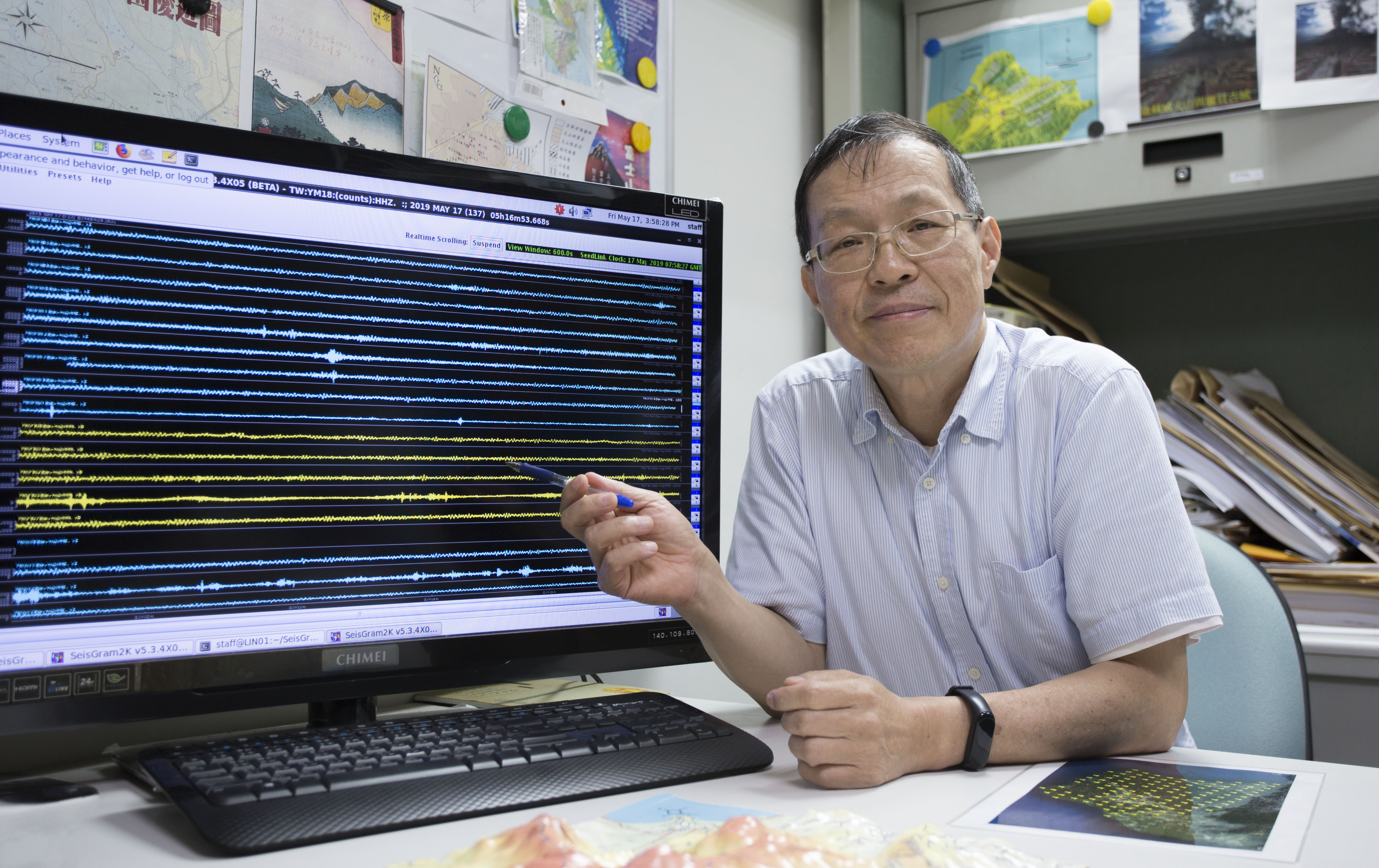 目前在大屯火山群佈了 40 個地震站，螢幕上面每一條線就是一個測站。當火山要噴發前，岩漿會往上抬，或使周圍壓力增加，因此產生成千上萬的地震。圖│研之有物