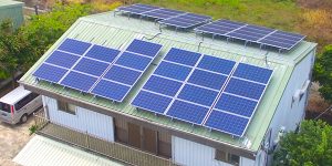 陽光伏特家第一個集資案：臺南擔仔一號。這棟民宅約 45 坪，樓下是牛肉麵攤，屋頂可鋪蓋 44 片太陽能板，如果由屋主獨力負擔，總金額約 80 萬。透過集資案，認購每片太陽能板只要 15600 元，小資族也能參與。圖│陽光伏特家