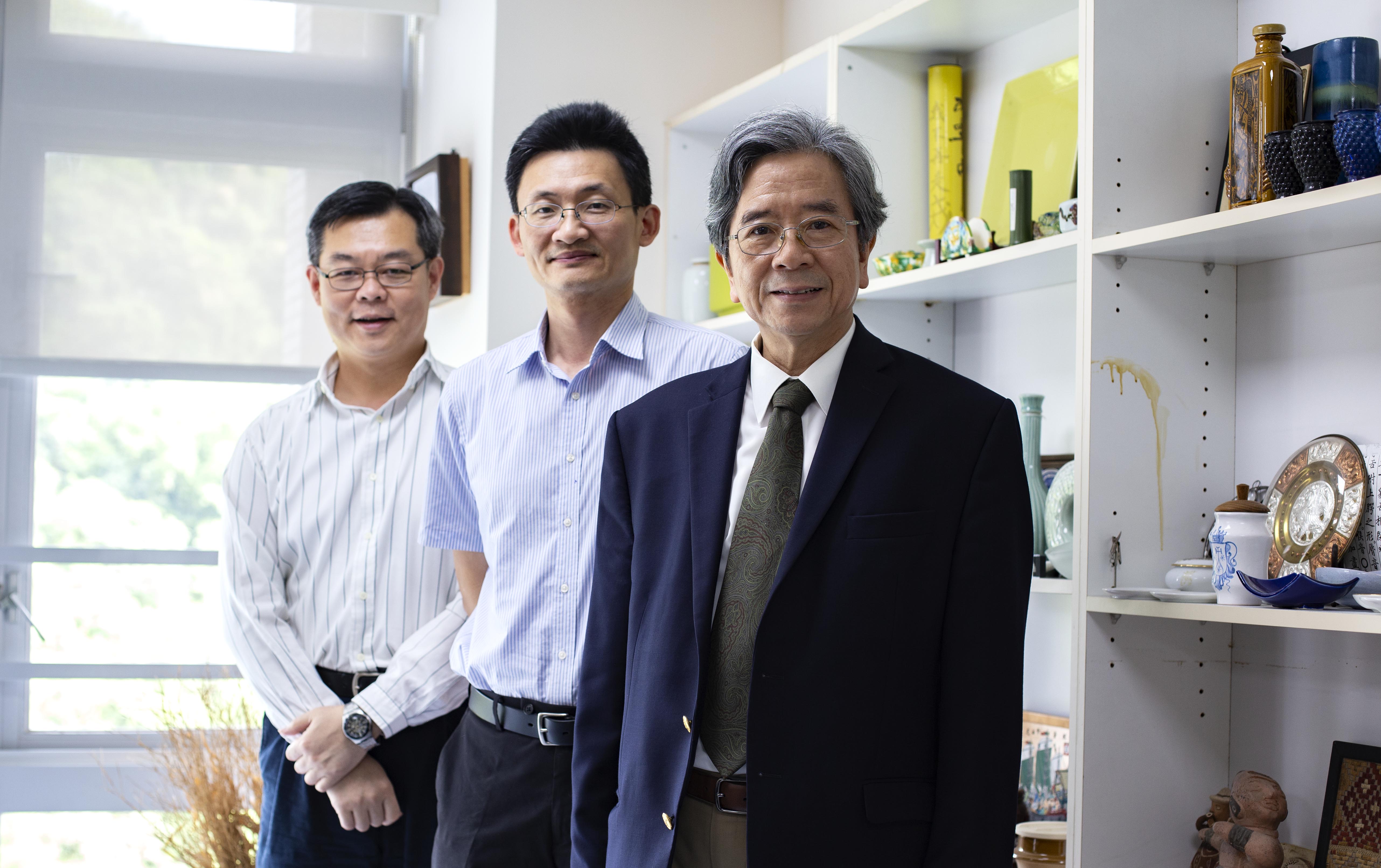 中研院社會所蕭新煌兼任研究員 (右 1) ，2017 年主持「邁向低碳社會的行為與制度轉型研究」，團隊成員包括中研院社會所林宗弘研究員 (右 2) 以及臺北市立大學許耿銘副教授 (右 3)。圖│研之有物