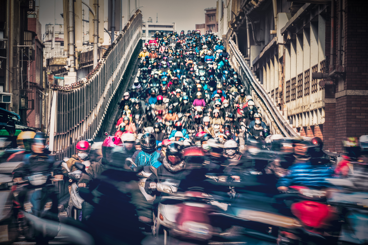 全台機車總量高達一千五百萬輛。每到上下班時間，台北橋的機車宛如瀑布般傾瀉而下。圖│iStock