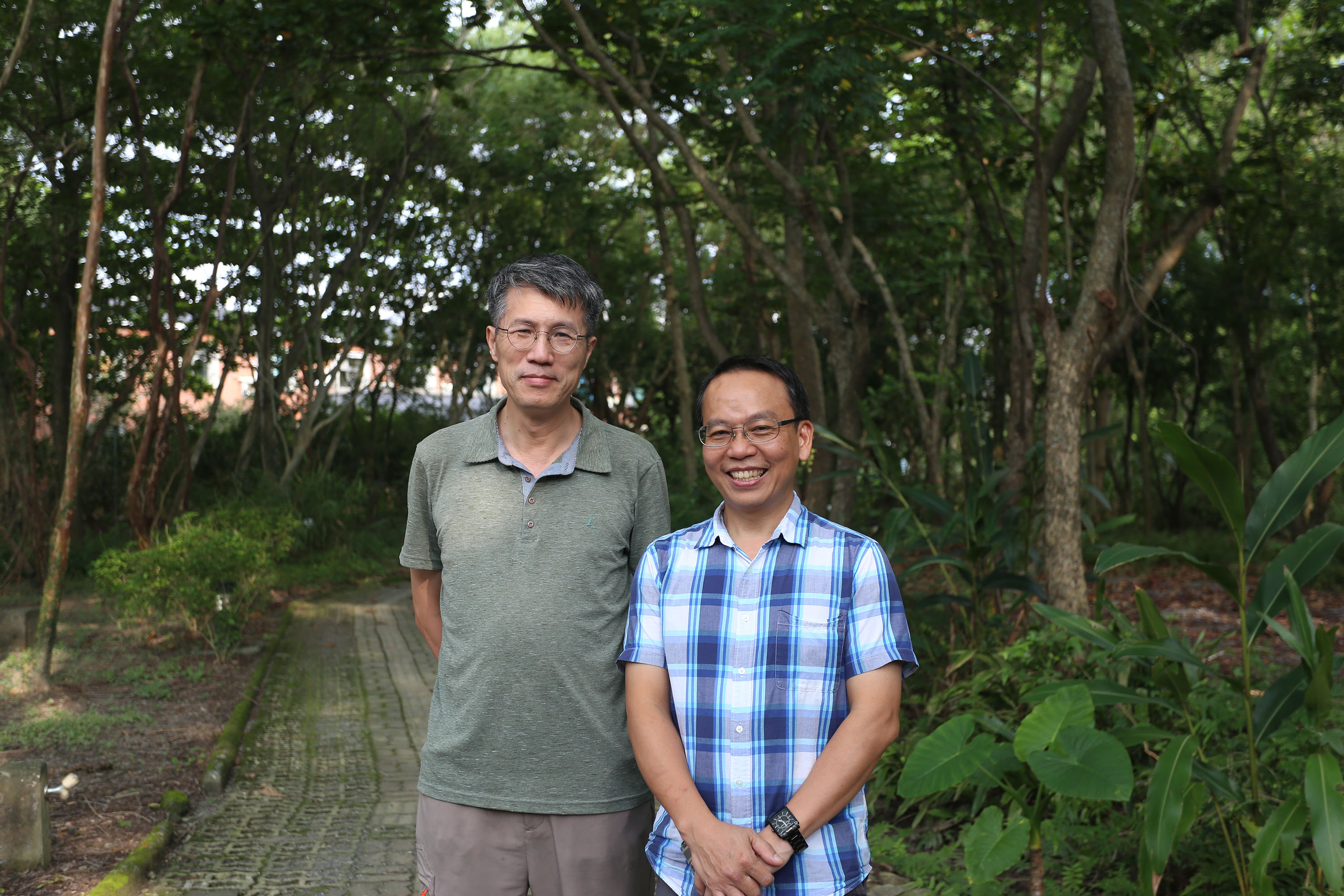 路殺社兩大幕後推手:路殺社社長暨特有生物研究保育中心助研究員林德恩 (右),以及中研院資訊科學研究所副研究員莊庭瑞 (左),在充滿野生氣息的南投特有生物研究保育中心,回顧路殺社成立、茁壯的過程。圖│研之有物