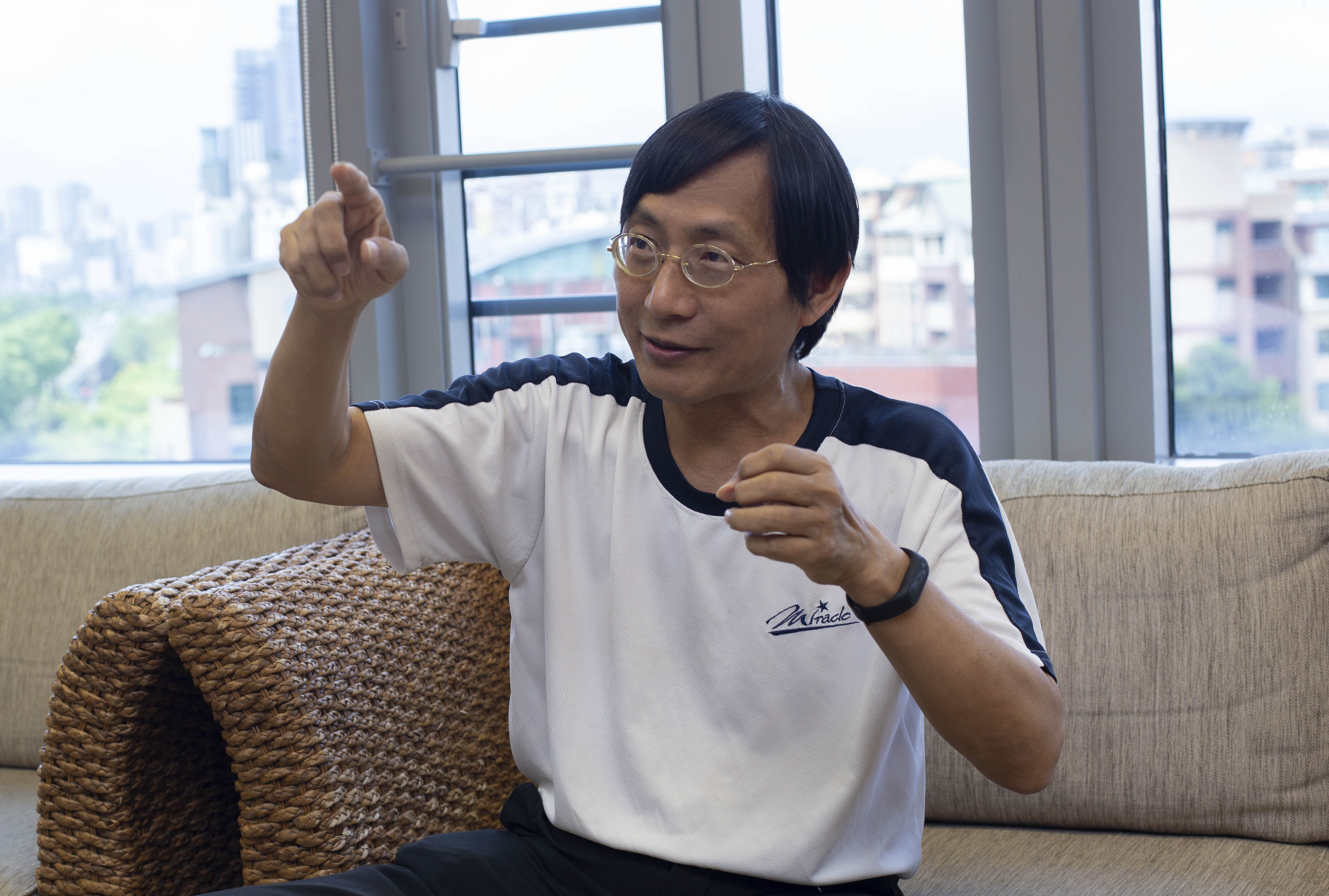 鄭日新，中研院數學所研究員，在2019 年院區開放日的科普演講「幾何學--重力研究的好幫手」之中，與民眾暢談愛因斯坦重力方程式背後幾何學家的重大貢獻！圖│研之有物