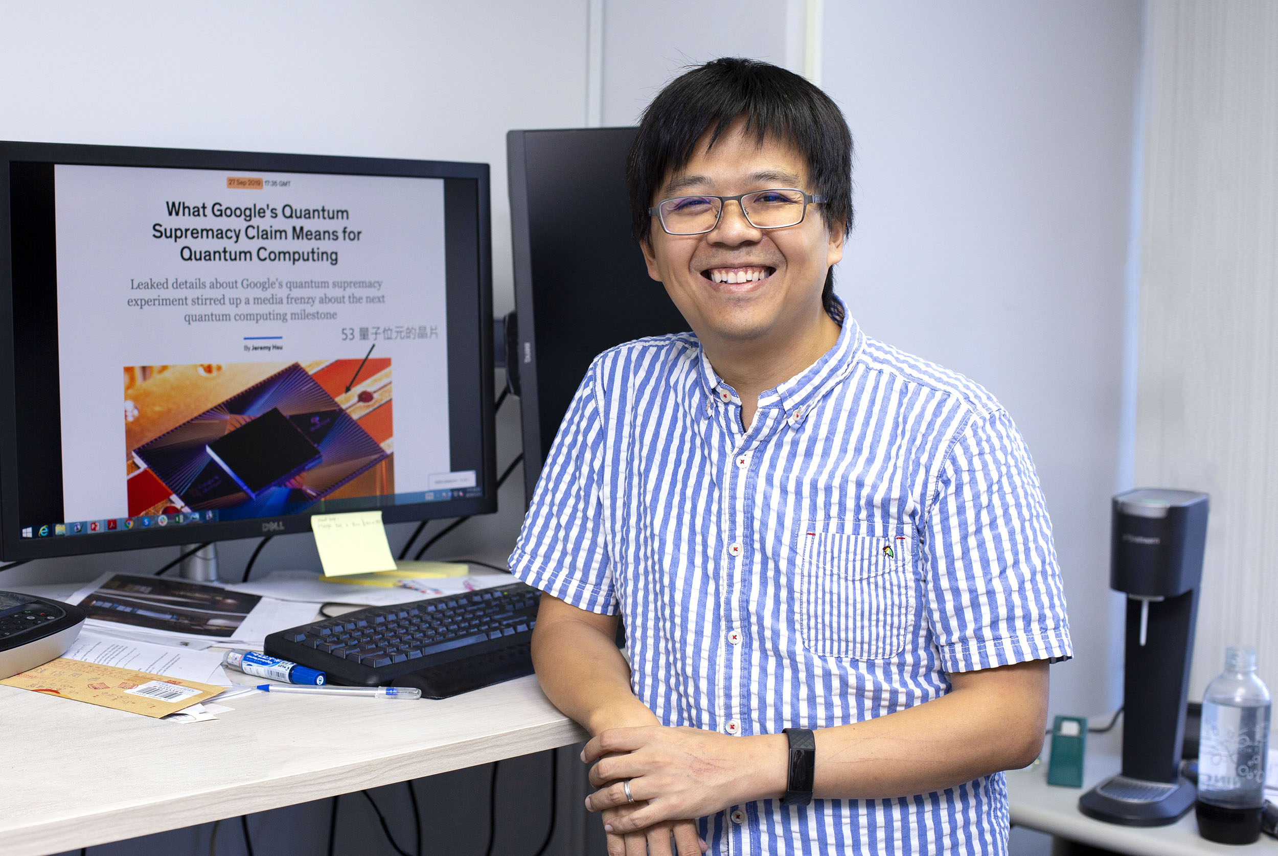 中研院資訊所鐘楷閔副研究員，專長為理論計算機科學、量子密碼學、量子複雜度理論......換成白話，就是一位在資訊所用理論 / 數學研究方法研究資訊科學的科學家，專攻量子計算如何影響密碼學，及其潛力與極限。圖│研之有物