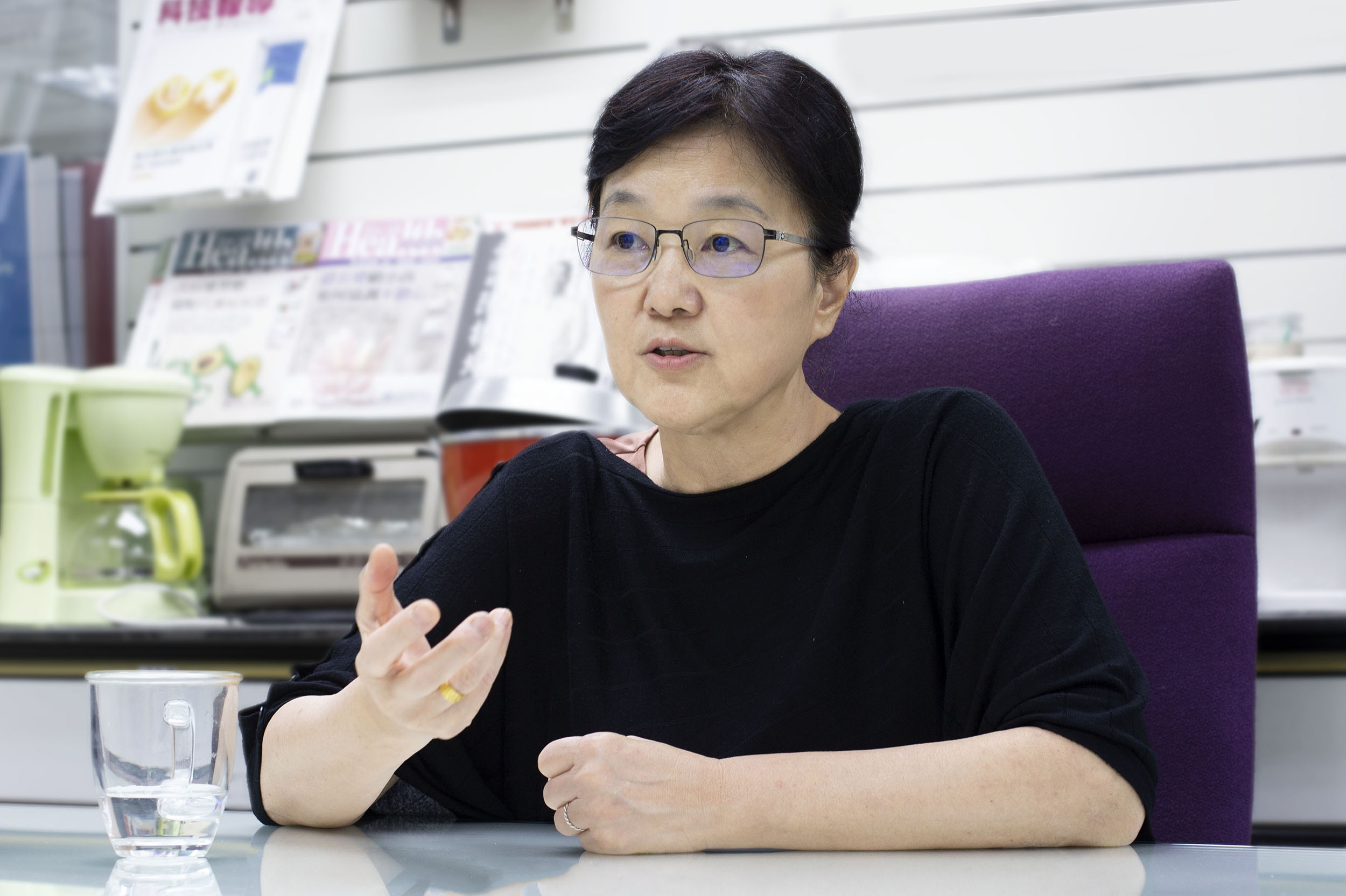 潘文涵曾是過動兒母親,與過動症搏鬥近二十年。她從自身生命歷程得到啟發,發現過動症狀從治療過敏、吃對食物,就可能會得到改善。圖│研之有物