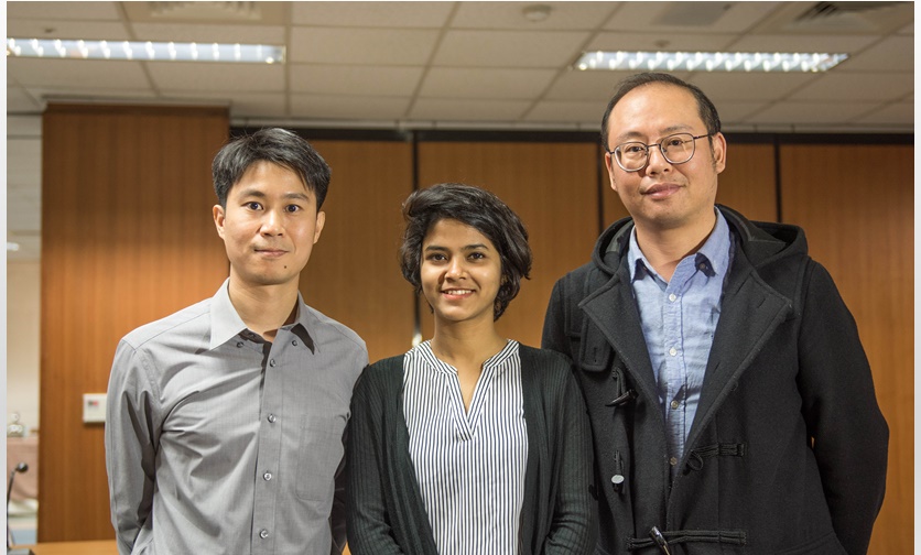 本次發現的研究團隊,包括中研院分生所林書葦助研究員 (左)、第一作者芭雅希博士生 (中) 以及曹昌暉博士後研究 (右)。圖│中研院秘書處
