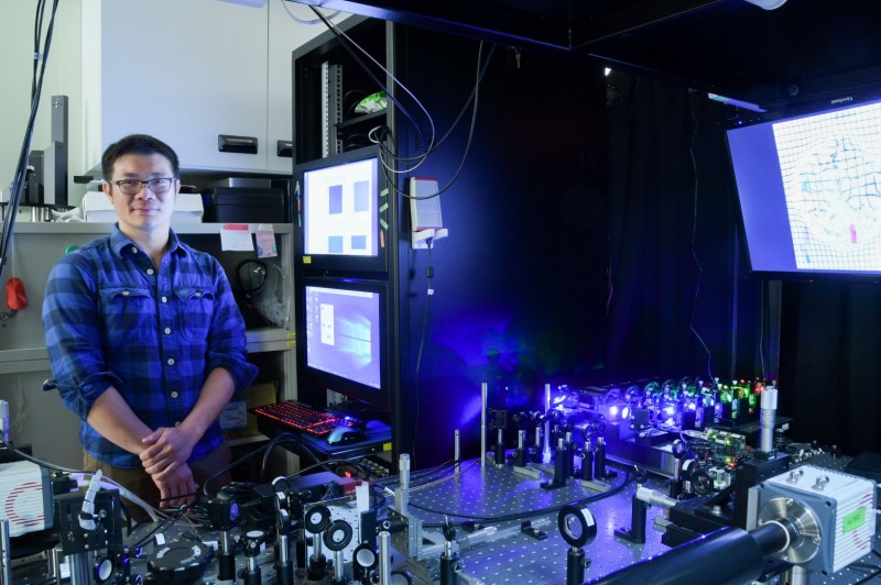 中研院應用科學研究中心陳壁彰助研究員與透化層光定位顯微鏡。圖│中研院秘書處