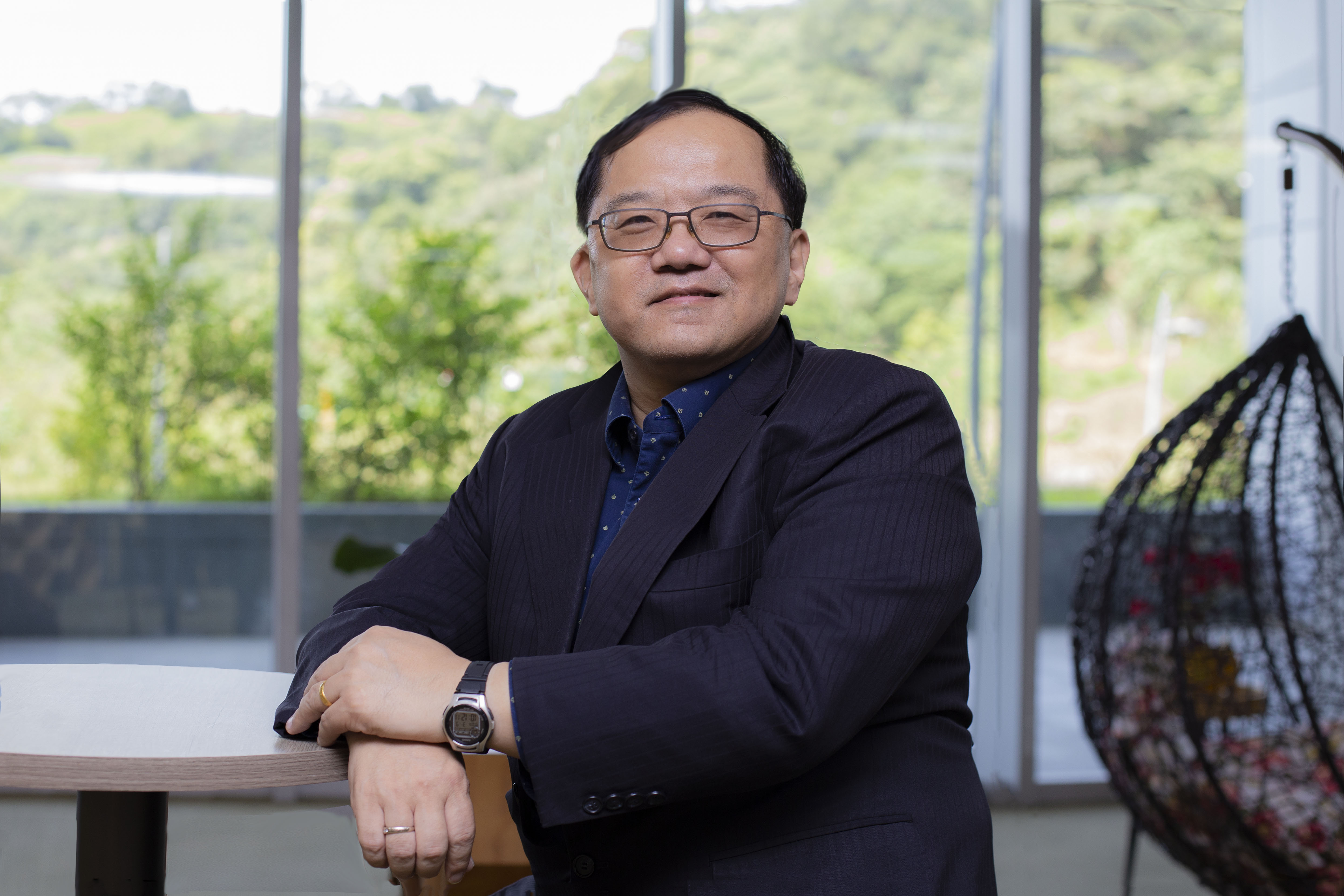 中研院生醫轉譯研究中心謝興邦副主任，於本次中研院新冠肺炎抗病毒小分子藥物小組擔任召集人，擬定老藥新用、健保學名藥優先等重要策略。圖│研之有物