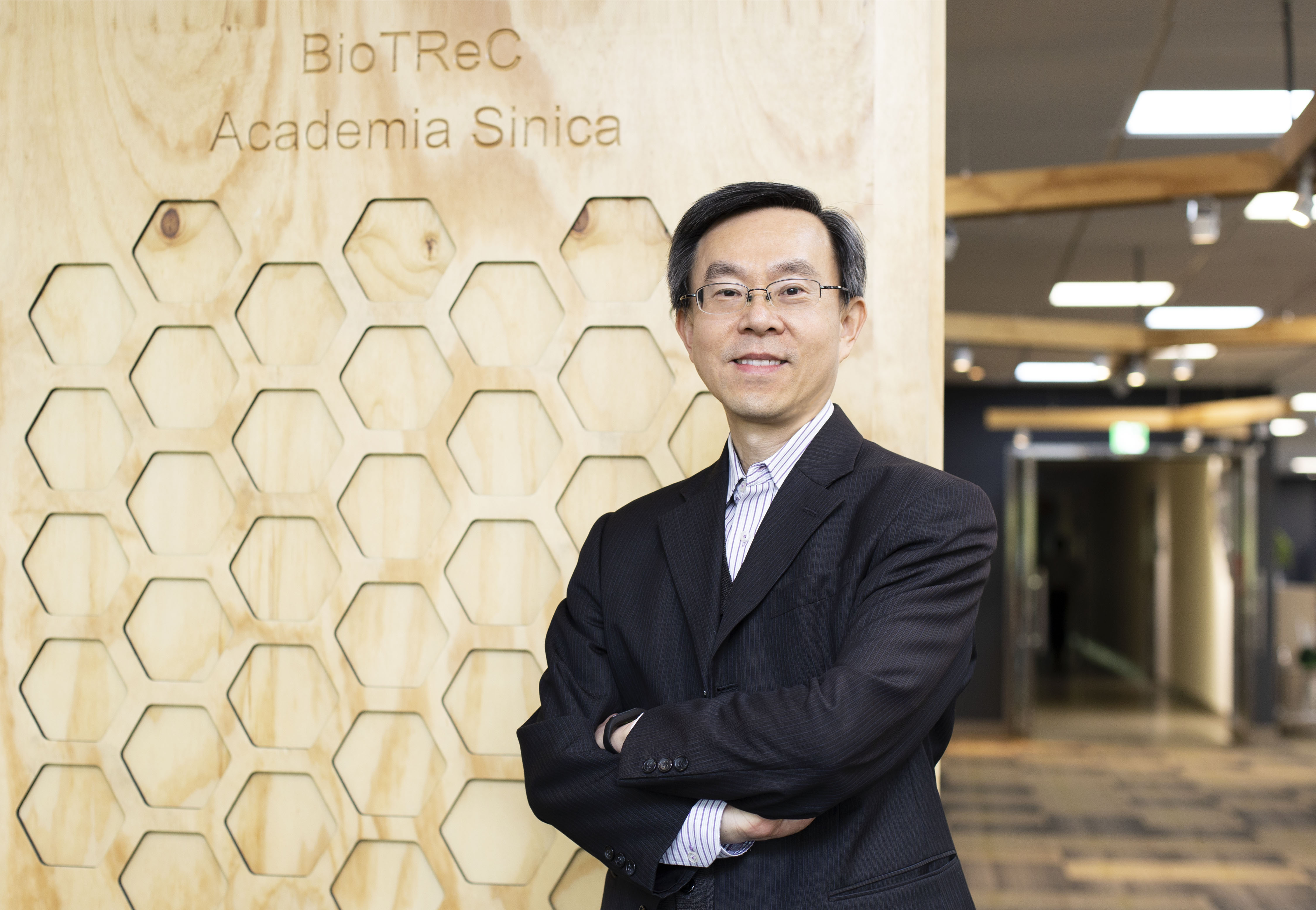 中研院國家生技研究園區生醫轉譯研究中心代理主任吳漢忠,為中研院 COVID-19 任務編組中,抗原檢測和治療性抗體召集人。圖│研之有物