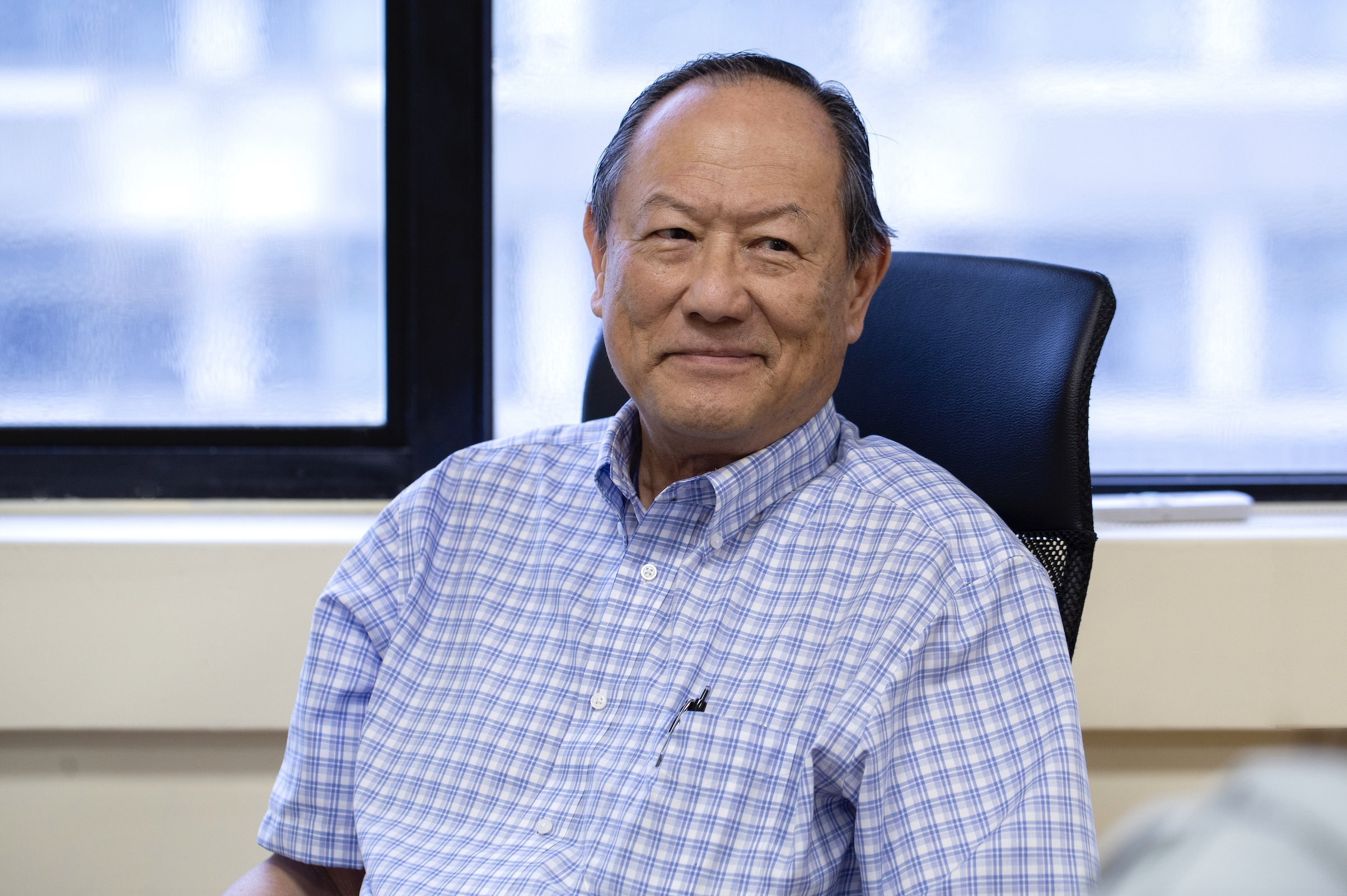 中研院錢嘉陵院士，任教於美國約翰霍普金斯大學，並為Jacob L. Hain講座教授，專注於磁性、超導體、自旋電子學和納米結構材料的研究。錢教授不但是美國物理學會和美國科學促進學會的會士，榮獲美國物理學會的大衛阿德勒獎(David AdlerAward)，更得到國際物理與應用物理聯盟磁學獎與奈爾獎章(Néel Medal)。圖│研之有物