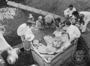 中研院史語所前後進行了十五次發掘，直到中日戰爭爆發，日軍不斷進逼，不得不撤出。因為戰亂，這些甲骨和珍貴文物隨人員不斷遷徙。目前約有兩萬五千多片甲骨珍藏於史語所，中研院歷史文物陳列館也設置「殷墟文化區」，讓民眾親眼見識出土文物。圖│中研院歷史語言研究所