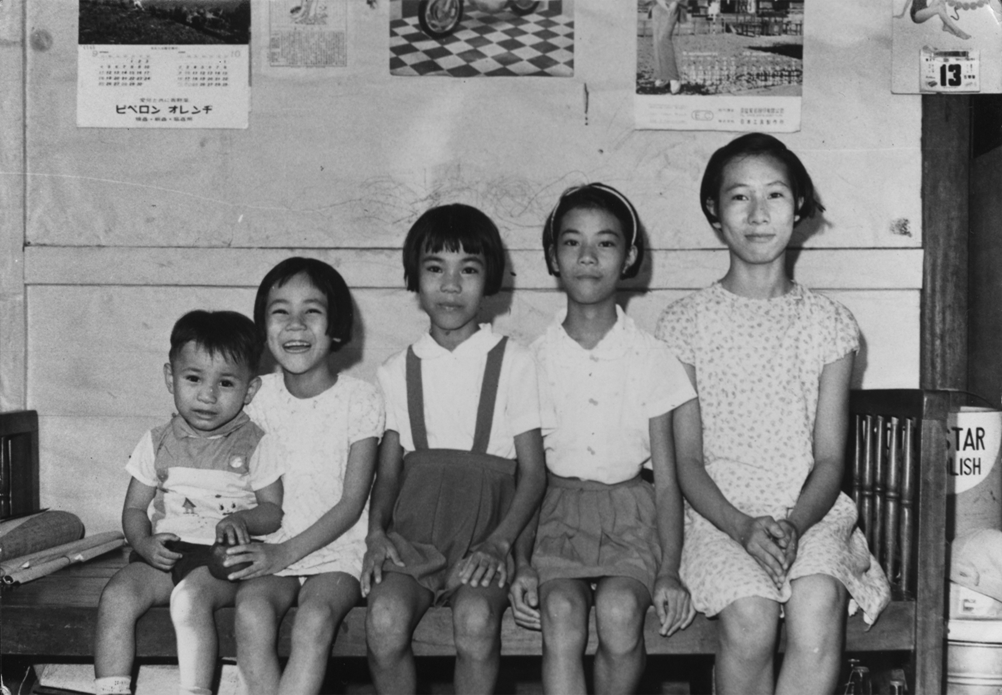 余淑美(右一)小學六年級與弟妹合照。她是家中的長女，打七歲起就要幫忙母親照顧弟妹，包辦所有家事。圖│余淑美