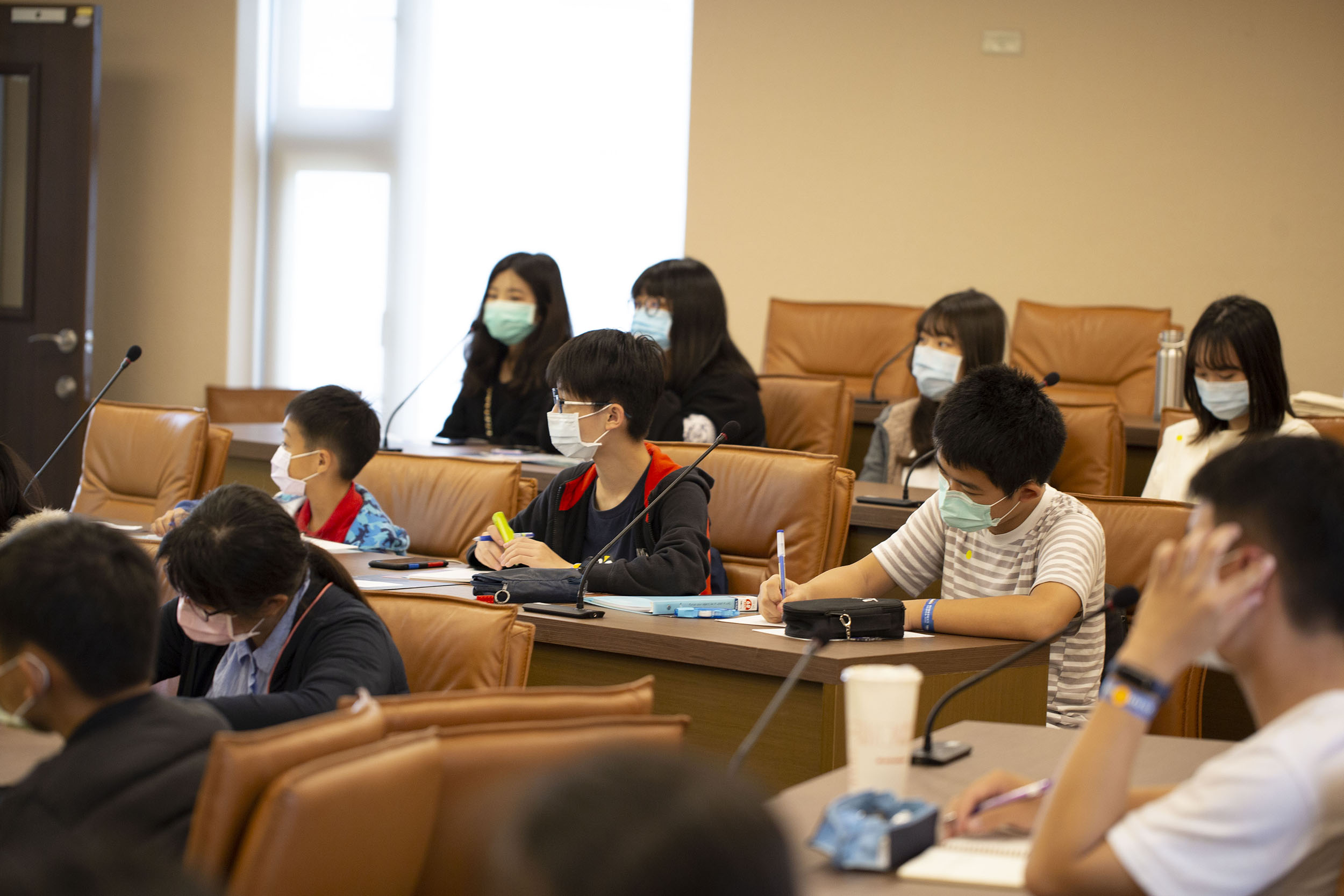 因應疫情，今年中研院院區開放活動首度縮小規模，但這場演講仍吸引許多國、高中生到場參加，不只專心筆記，也相當積極提問、回饋，反應熱烈。圖│研之有物