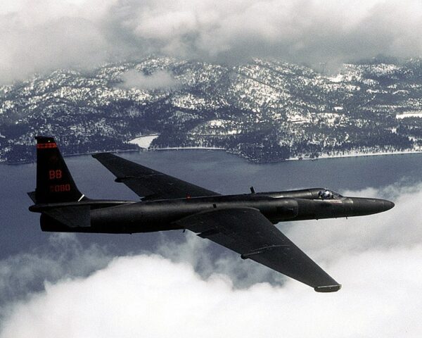 U-2 外型纖細、機翼極長,有著「蛟龍夫人」(Dragon Lady)之稱。機身只有前後兩個輪子,降落時必須有專車在機翼兩側預備,以長桿和磁鐵裝上兩個輪子,飛機才能順利滑行落地,極度考驗飛行員。圖│Master Sgt. Rose Reynolds