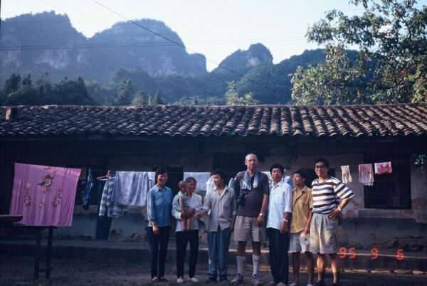 1995 年,吳介民(右一)跟黎安友(右四)訪問四川巴中深山村落,與村民合照。吳介民回憶,前往村落的途中,車子一路盤旋山路,一邊是山壁、一邊是山崖,一行人歷經夜半迷路、拋錨,驚險萬分。圖│吳介民