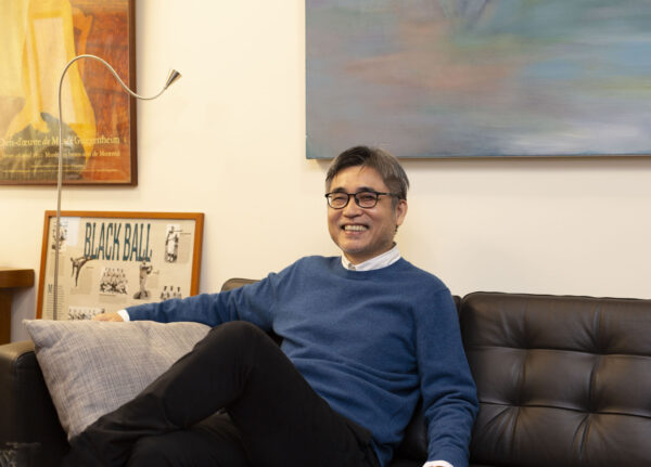 歷經舉家欠債、輟學做工,「我確實有幾年生活其中,經歷過那樣的世界,知道底層工人賺錢的辛苦、被羞辱的感覺。」吳介民回憶自己的成長歷程,一切彷若已雲淡風輕,化為他構築、深化理論的養分。圖│研之有物