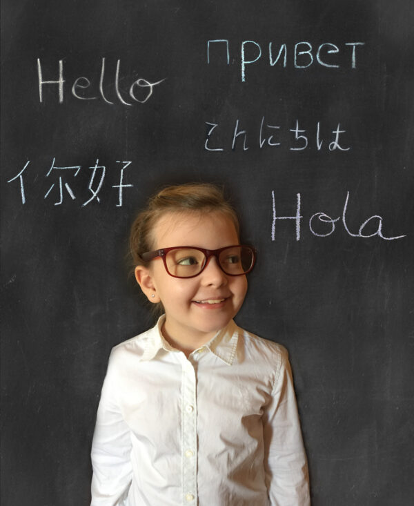 要不要讓孩子從小學習雙語,甚至多語?是許多父母糾結的難題。從大腦可塑性的角度,可以讓孩子自然地在口語環境中接觸多元語言,維持大腦對語言的敏感度,但不需要刻意從書寫、閱讀開始學習。圖│iStock