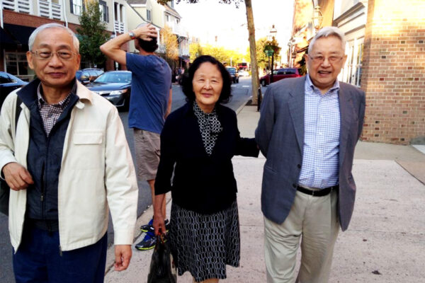 黃進興(左一)與余英時夫婦合影。圖│黃進興