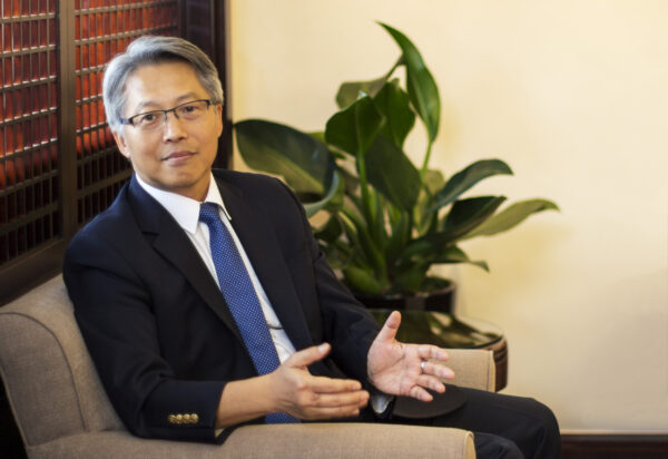 中研院廖俊智院長運用合成生物學，創造出可持續固碳的人工碳循環路徑，產出具永續性的生質燃料。圖│研之有物