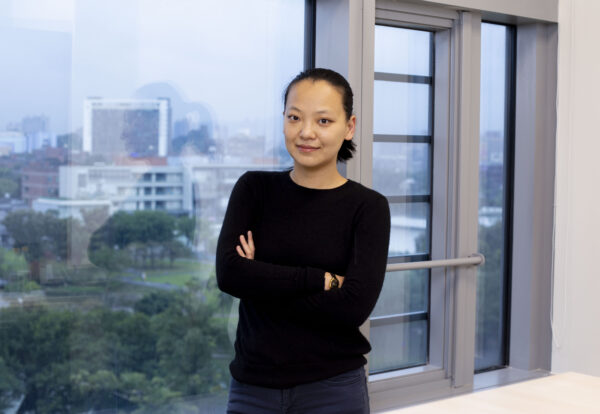 中研院數學所程之寧研究員,主要研究 K3 曲面(特殊的四維空間)的弦論,她發現模函數和有限對稱群之間有 23 個新的數學關聯,稱之為「伴影月光猜想」(Umbral Moonshine)。圖│研之有物