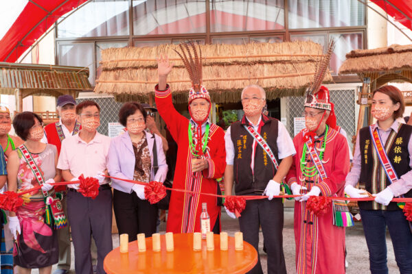 馬太鞍部落領袖曾通華先生為展覽開幕祈福 圖|研之有物